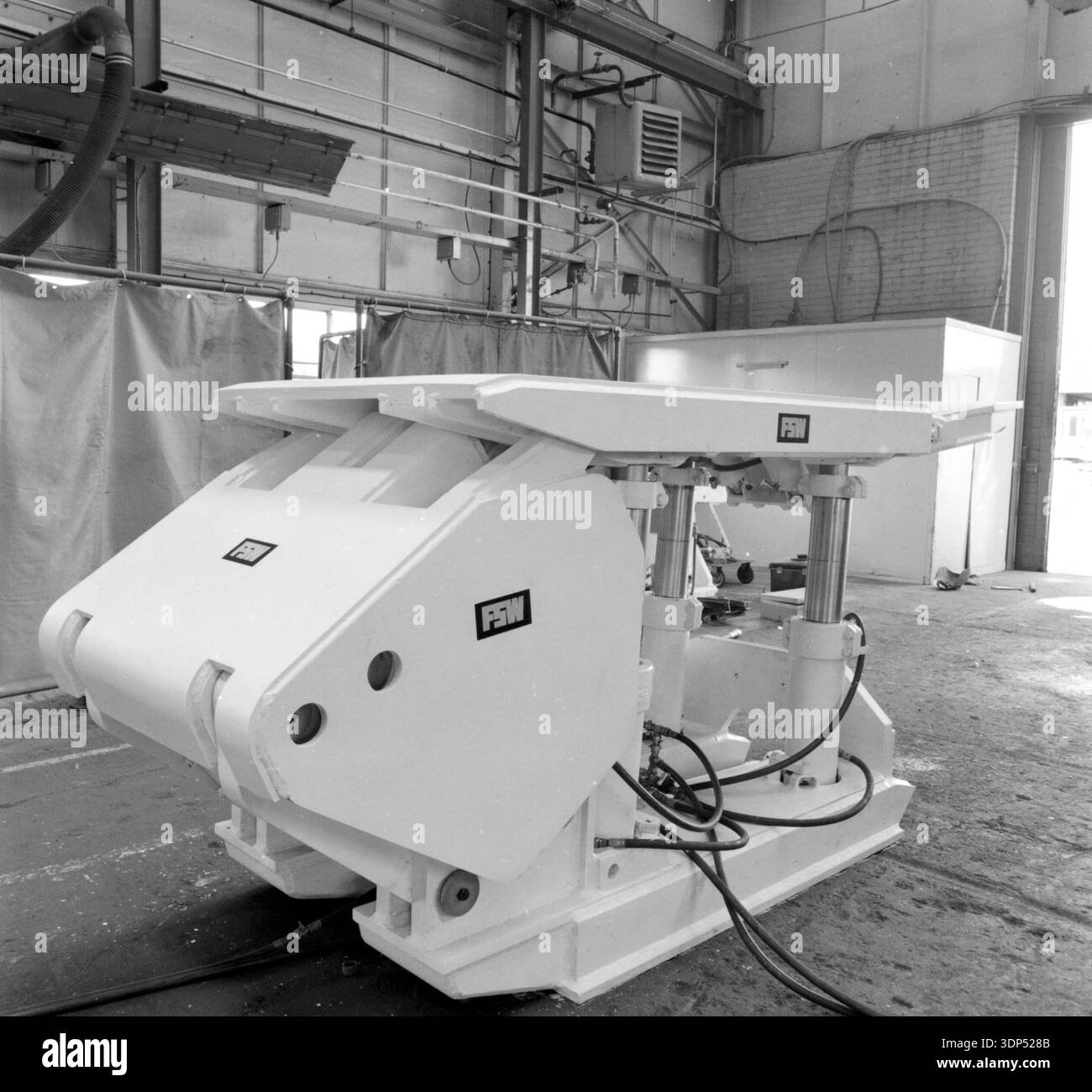Das Innere einer schweren Industriefabrik, in der Bergbaumaschinen hergestellt wurden, im Jahre 1982, Fletcher Sutcliffe Wild, Ltd, Horbury, Wakefield, West Yorkshire, Nordengland, Vereinigtes Königreich Stockfoto