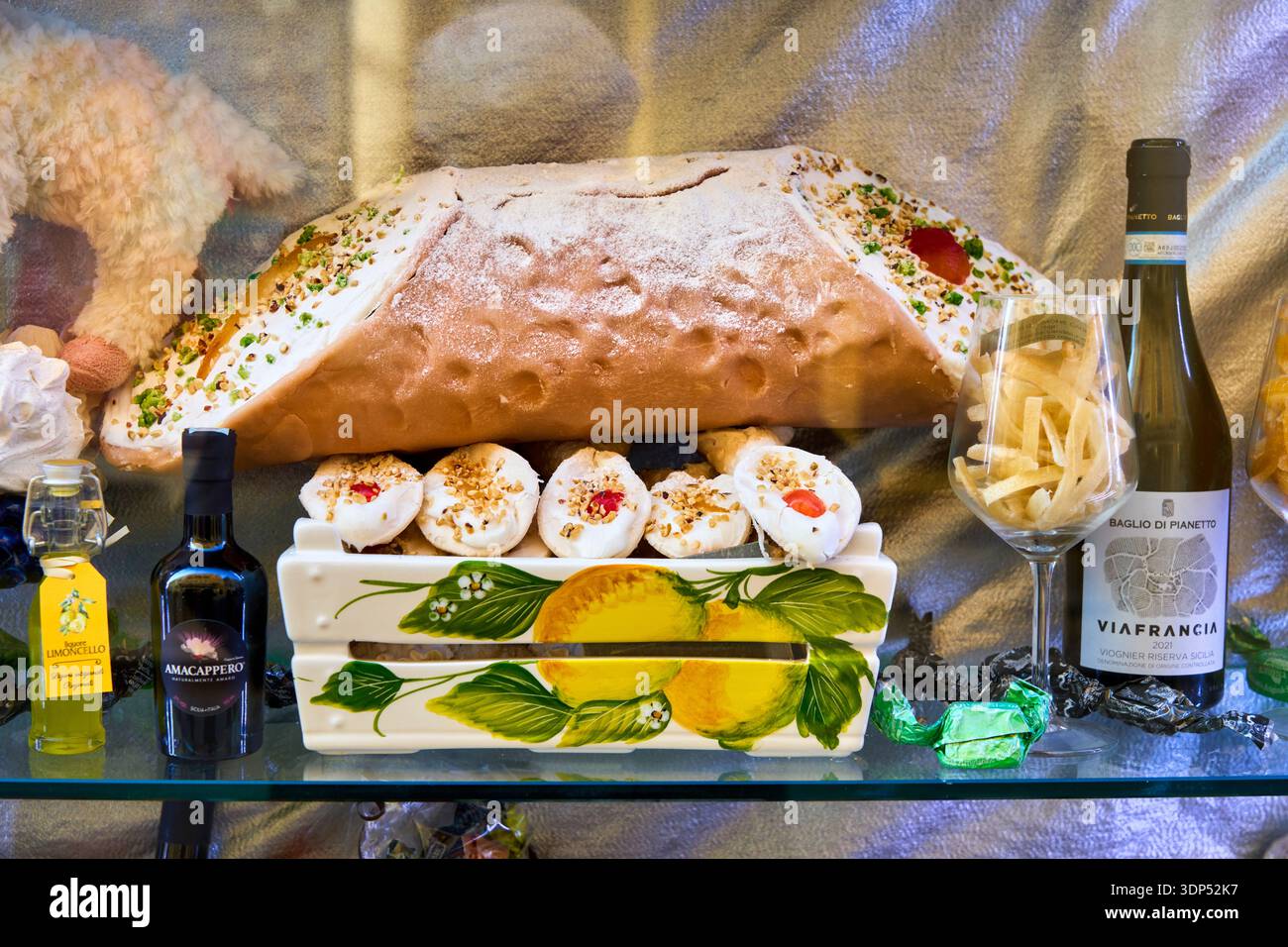 Cannoli, Schaufenster mit typisch sizilianischen Speisen und Getränken, Taormina, Mesina, Sizilien, Italien Stockfoto