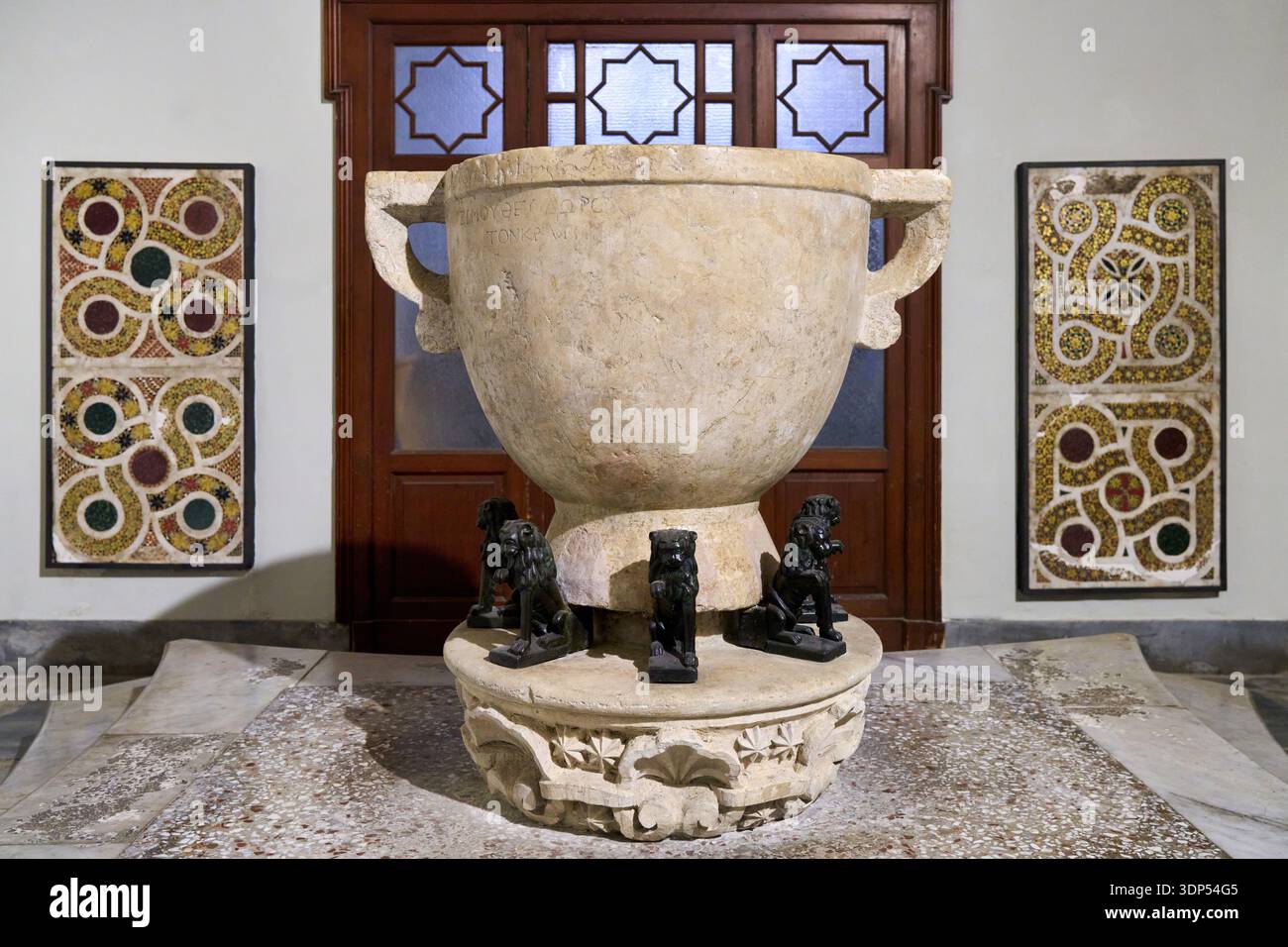 Mosaikböden aus der normannischen Zeit, Baptisterium, Cattedrale Metropolitana della Natività di Maria Santissima, Piazza del Duomo, Insel Ortiga, Syracu Stockfoto