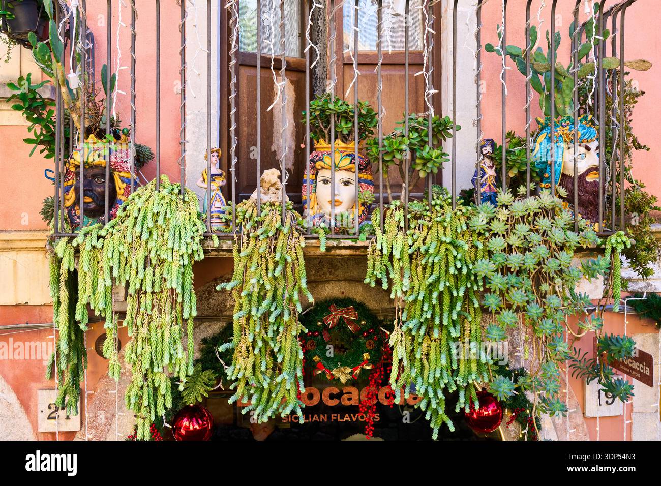Sizilianische Keramikköpfe, Keramikvasen in Form von Köpfen, Taormina, Mesina, Sizilien, Italien Stockfoto