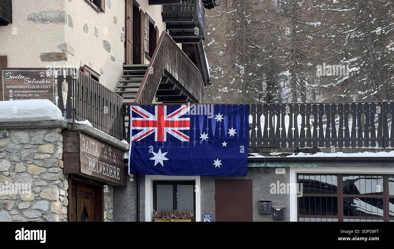 Livigno, Italien - 12. Februar 2026: Australische Flagge auf dem Balkon des Chalets während der Olympischen Winterspiele im alpinen Bergresort Stockfoto