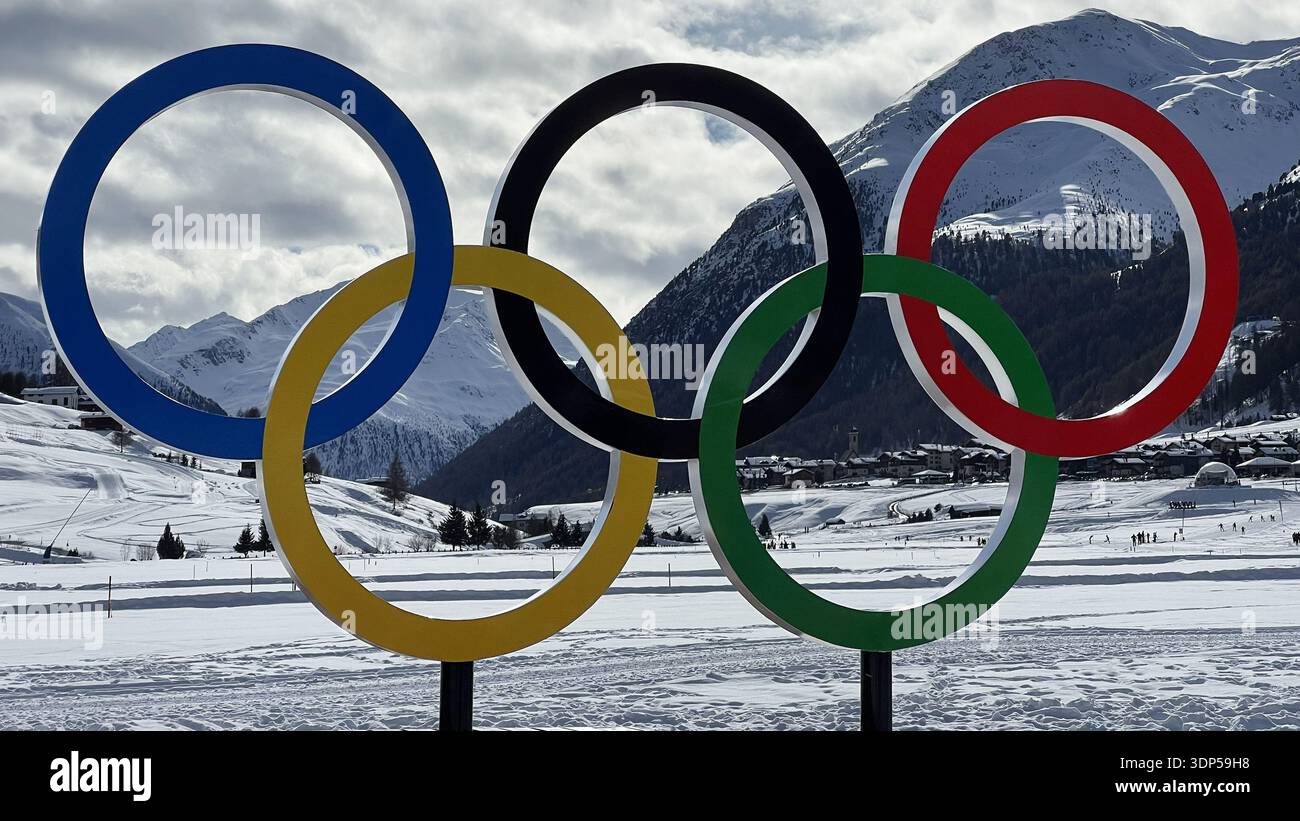 Olympischen Ringe Livigno, Italien - 12. Februar 2026: Skulptur der Olympischen Ringe in ...