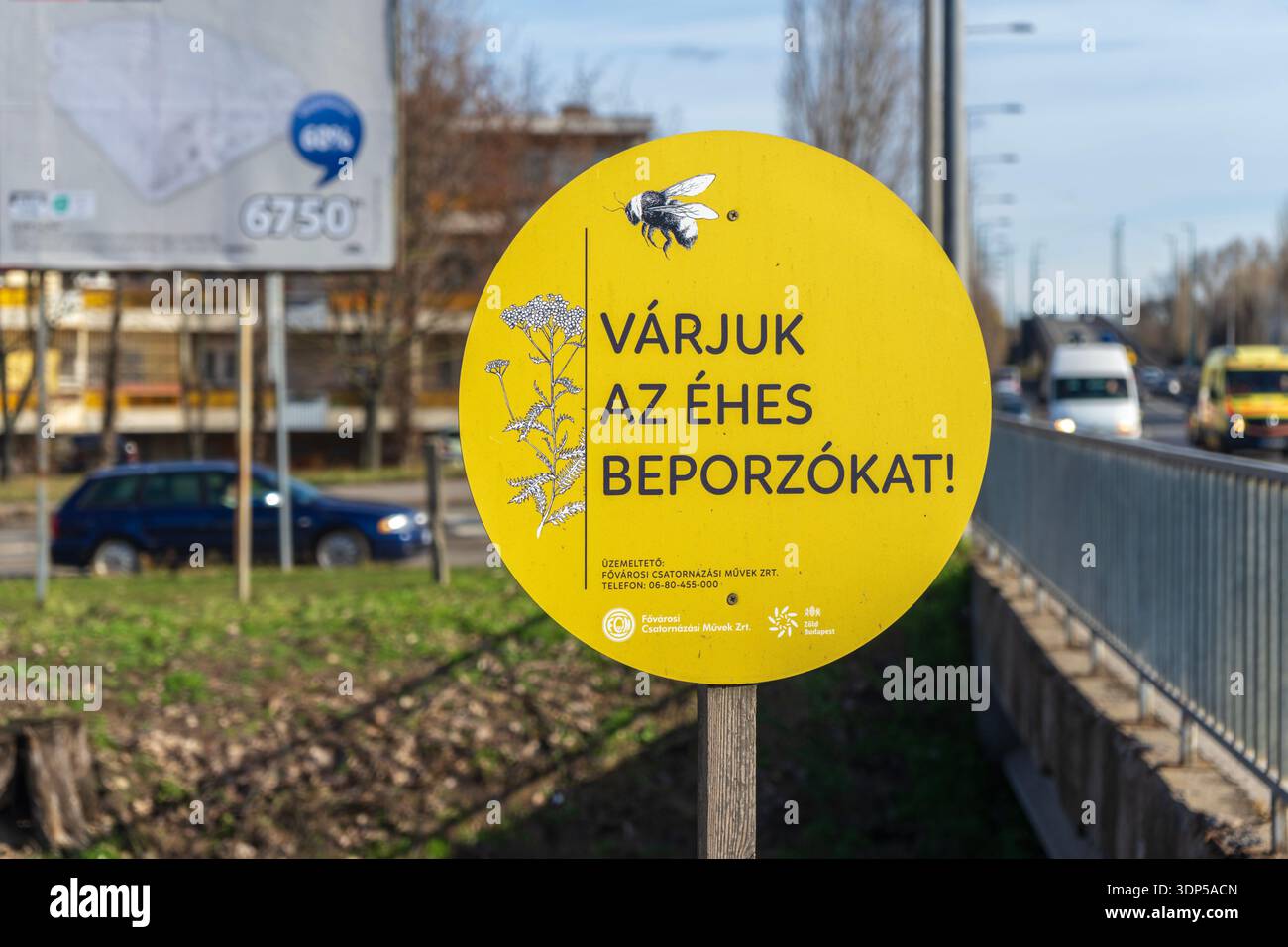 Bestäuberfreundliches Schild am Rákos-Bach in Budapest. Stockfoto