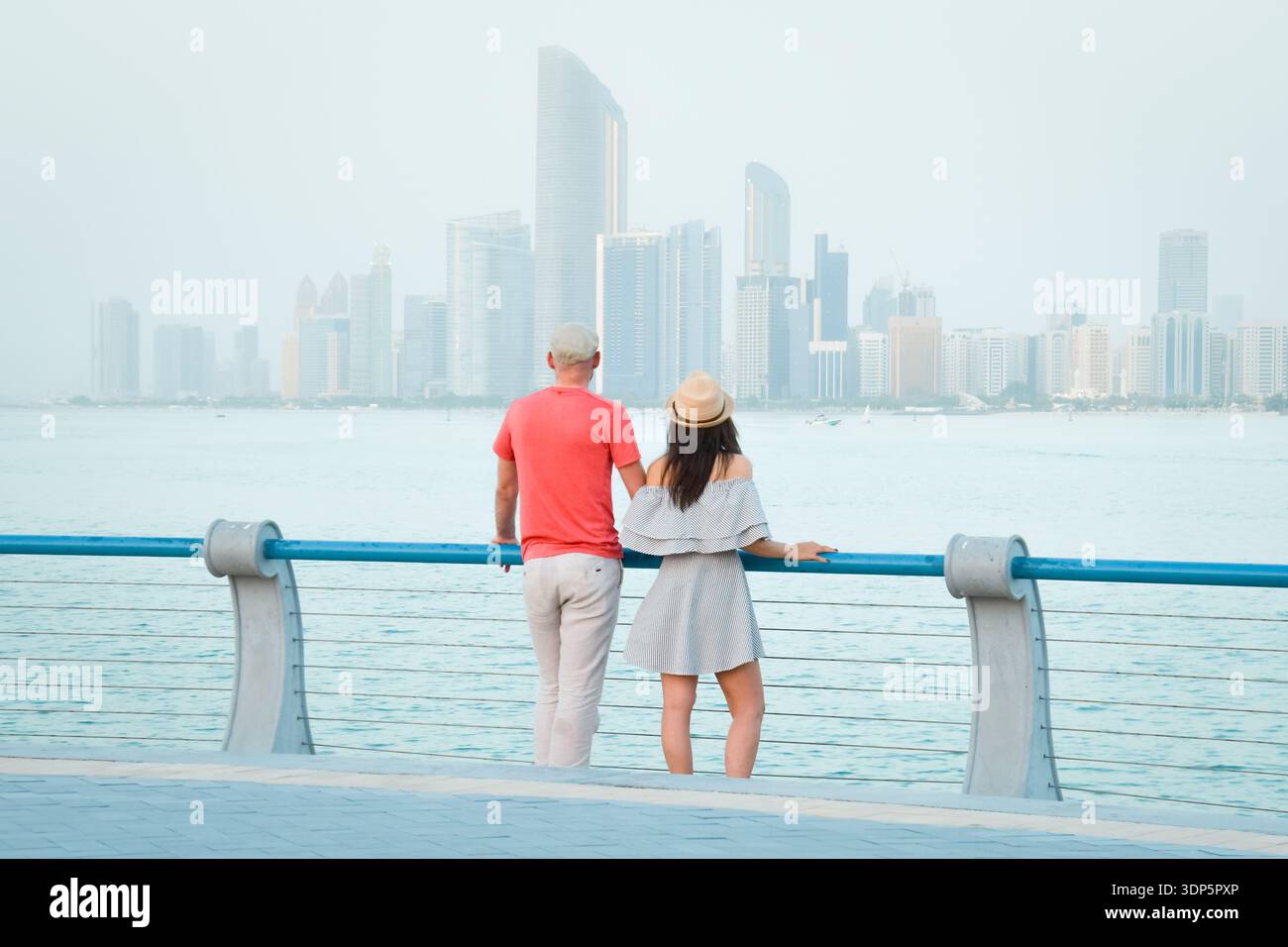 Kaukasische Touristen romantische Paare stehen zusammen und genießen das Panorama der Skyline auf dem malerischen Aussichtspunkt in Abu dhabi. Besuchen Sie die Reise Sightseeing VAE Concept Stockfoto