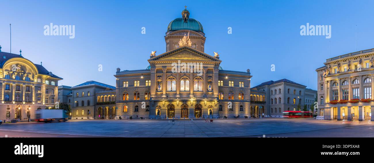 Bern, Schweiz mit dem Bundespalast der Schweiz zur blauen Stunde. Stockfoto