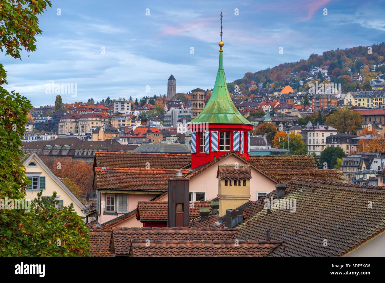 Zürich, Schweiz, Blick auf die Dachterrasse in der Abenddämmerung. Stockfoto