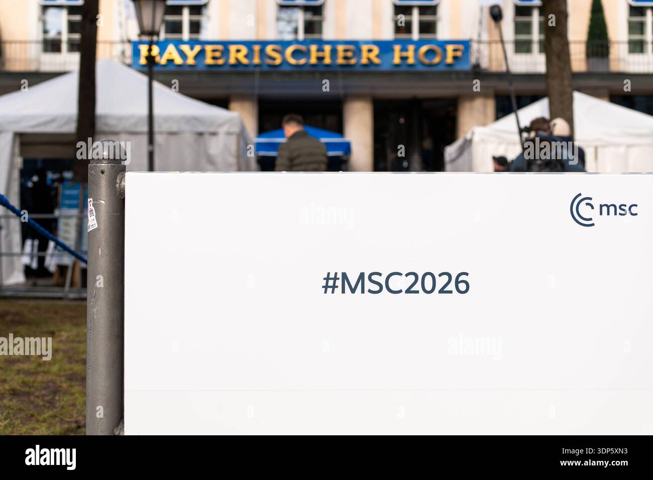 München, Bayern, Deutschland - 13. Februar 2026: Die 62. Münchner Sicherheitskonferenz MSC 2026 im Hotel Bayerischer Hof in München. Das MSC-Logo oder -Schild vor dem Hotel *** die 62. Münchner Sicherheitskonferenz MSC 2026 im Hotel Bayerischer Hof in München. Das MSC-Logo bzw. Zeichen vor dem Hotel Stockfoto