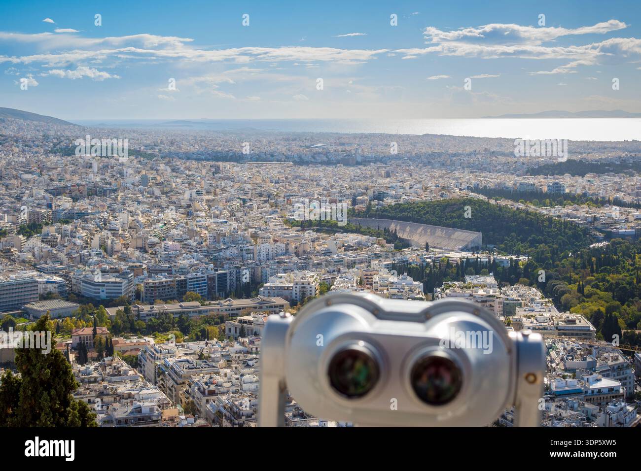 Athen, Griechenland, 26. November 2023: Blick über Athen mit Panathenäischen Stadion in der Ferne Stockfoto