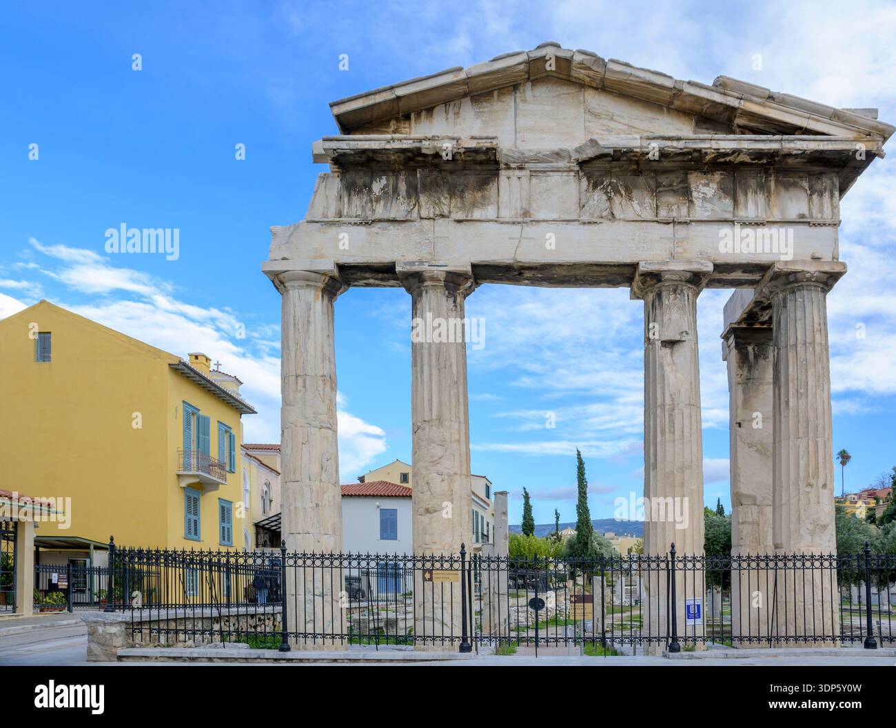 Athen, Griechenland, 26. November 2023: Blick auf das Tor der Athena Archegetis im Forum Romanum von Athen in Griechenland Stockfoto
