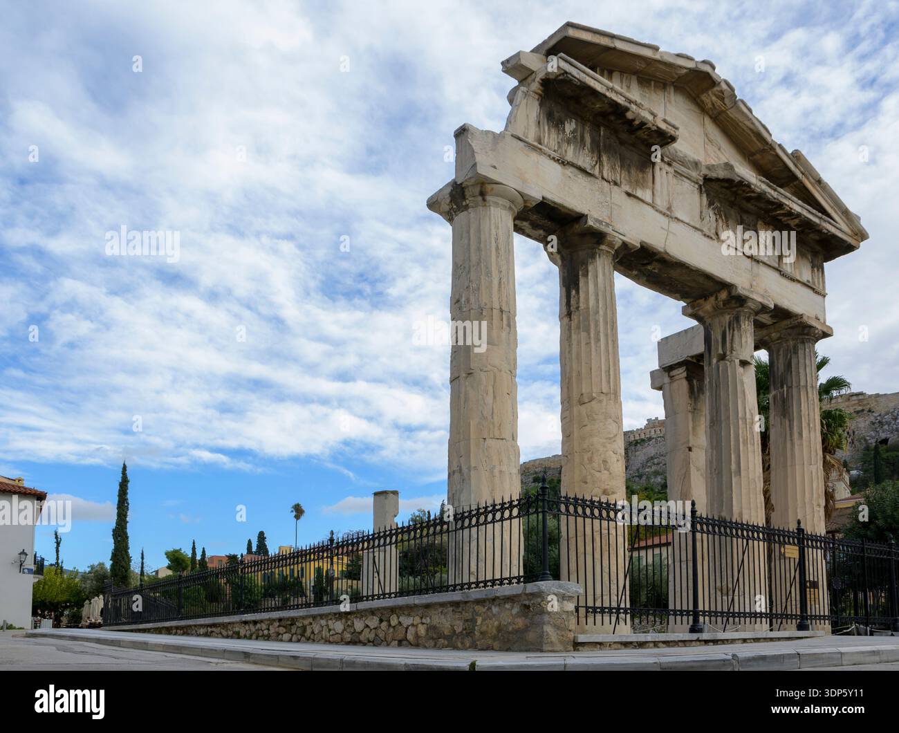 Athen, Griechenland, 26. November 2023: Blick auf das Tor der Athena Archegetis im Forum Romanum von Athen in Griechenland Stockfoto