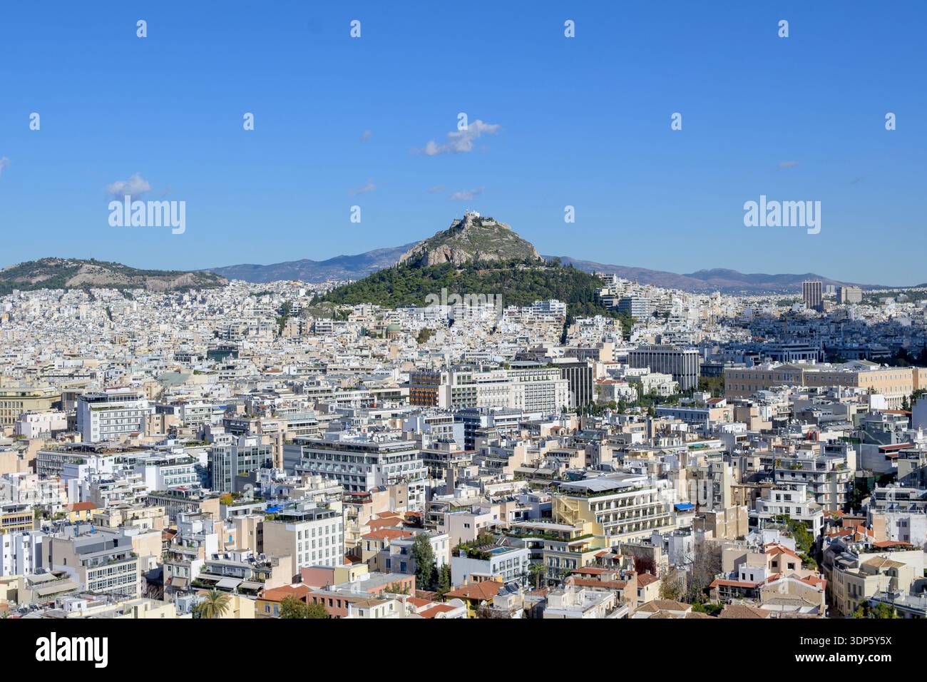 Athen, Griechenland, 26. November: Blick auf den Lycabettus-Hügel in Athen, Griechenland Stockfoto