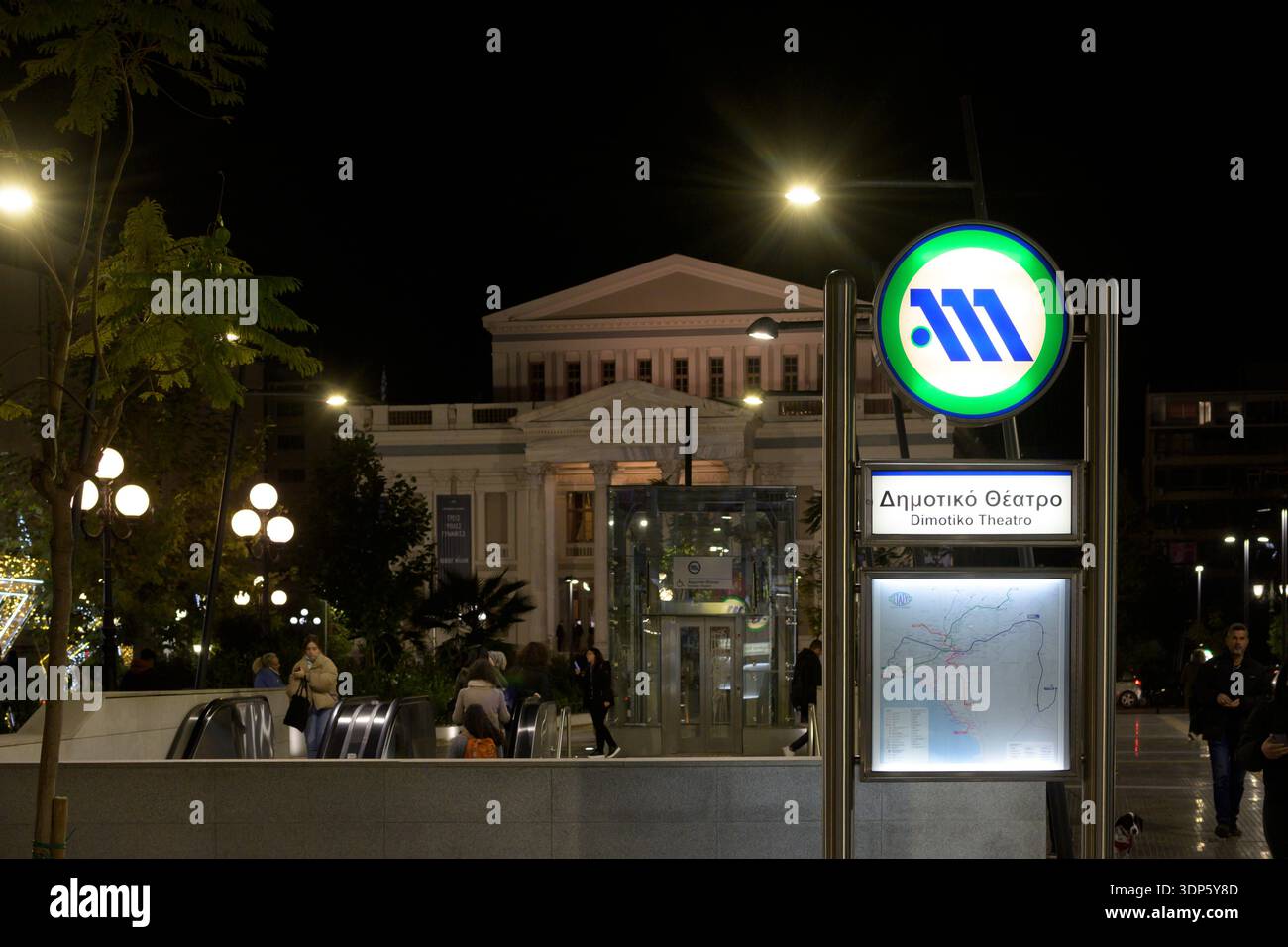 Piräus, Griechenland, 26. November 2023: Nächtlicher Blick auf den Eingang der U-Bahn-Station Dimotiko Theatro in Piräus, Griechenland Stockfoto