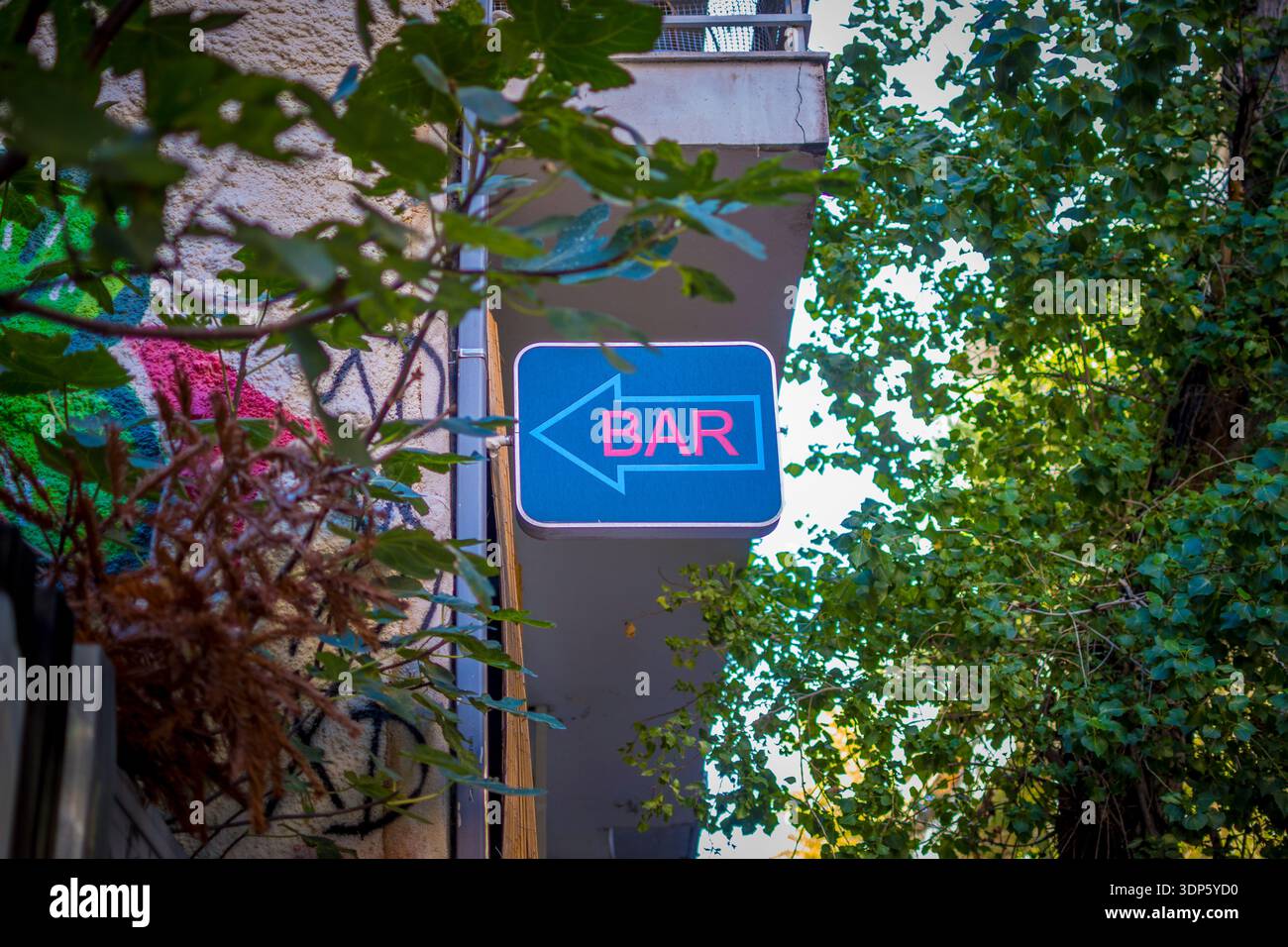 Athen, Griechenland, 26. November 2023: Barschild an einem Gebäude im anarchistischen Stadtviertel Exarcheia in Athen Stockfoto