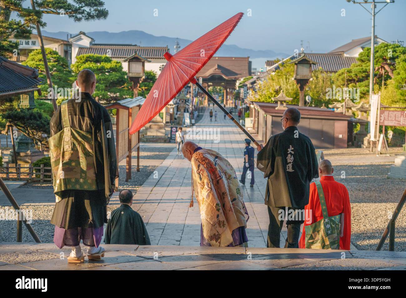 NAGANO, JAPAN - 4. AUGUST 2023: Die O-Asaji-Morgenzeremonie im Zenko-JI-Tempel. Der Zenko-JI-Tempel ist der drittgrößte Tempel Japans mit einem Histo Stockfoto