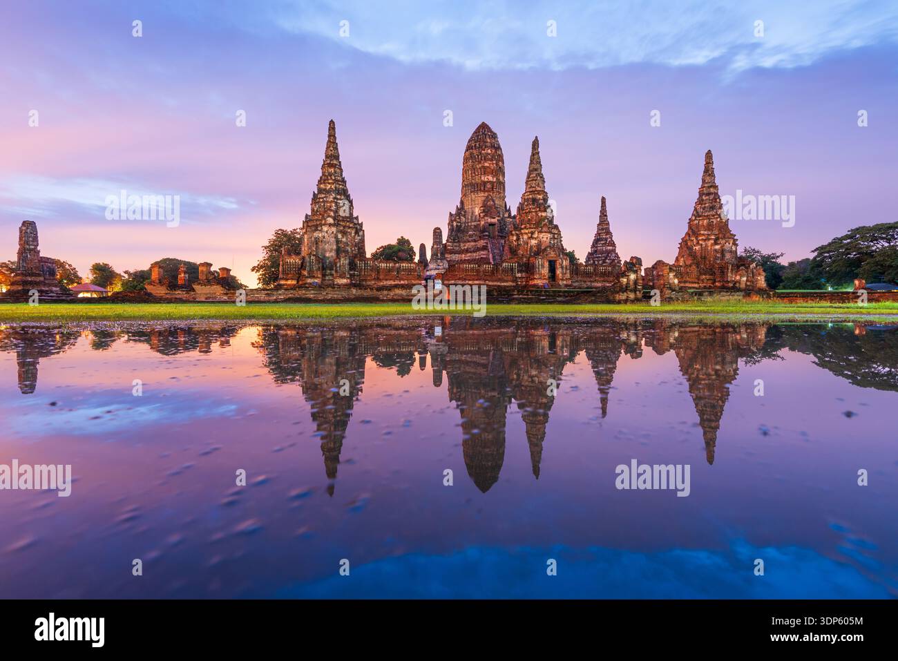Ayutthaya, Thailand am frühen Morgen im Wat Chaiwatthanaram. Stockfoto