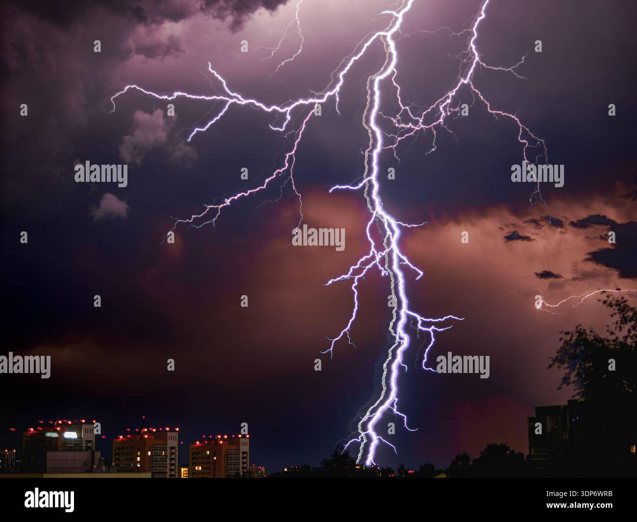 Gewitter. Dicker Blitz auf dem Nachthimmel Hintergrund. Sturm in der Nachtstadt. Blitzblitze beleuchten die Gewitterwolken. Ein Sturm stürmt über die Stadtlandschaft Stockfoto