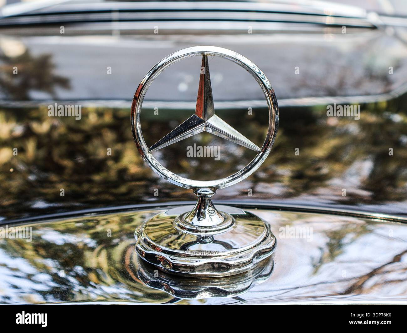 Das Mercedes-Benz-Logo ist eines der kultigsten und weltweit anerkannten Automobilsymbole und steht für Luxus, Innovation und exzellente Ingenieurskunst. Stockfoto