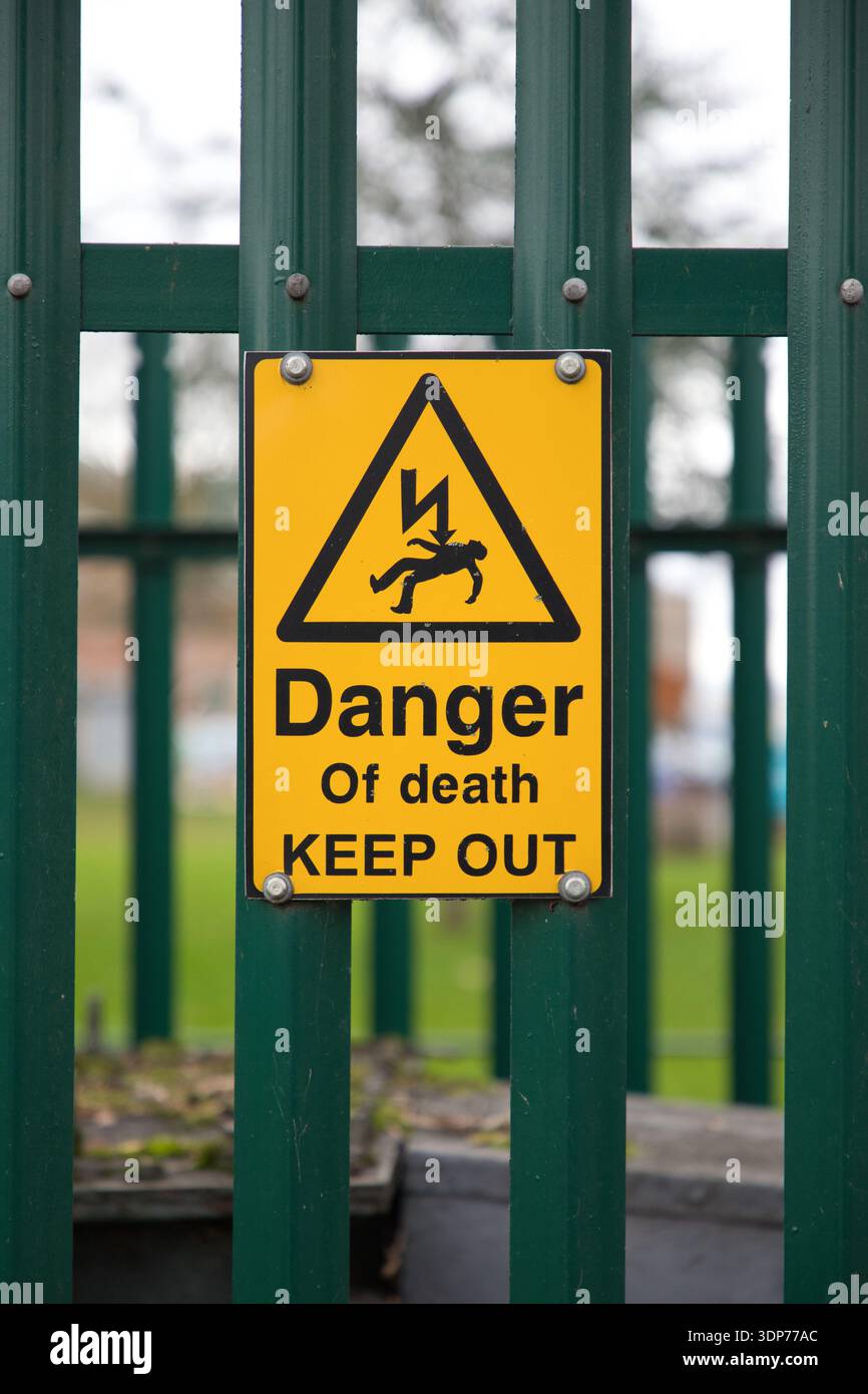 Auf einem Zaun angebrachtes Warnschild für Todesgefahr Stockfoto
