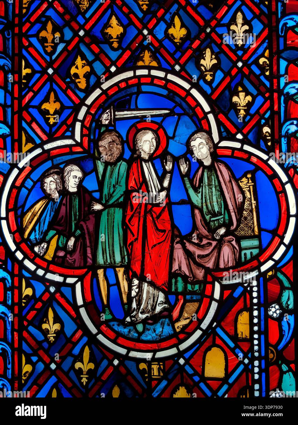 Gotische Buntglasscheibe aus dem 13. Jahrhundert aus der Pariser Sainte-Chapelle, die komplizierte biblische Erzählungen und religiöses Stockfoto zeigt Stockfoto