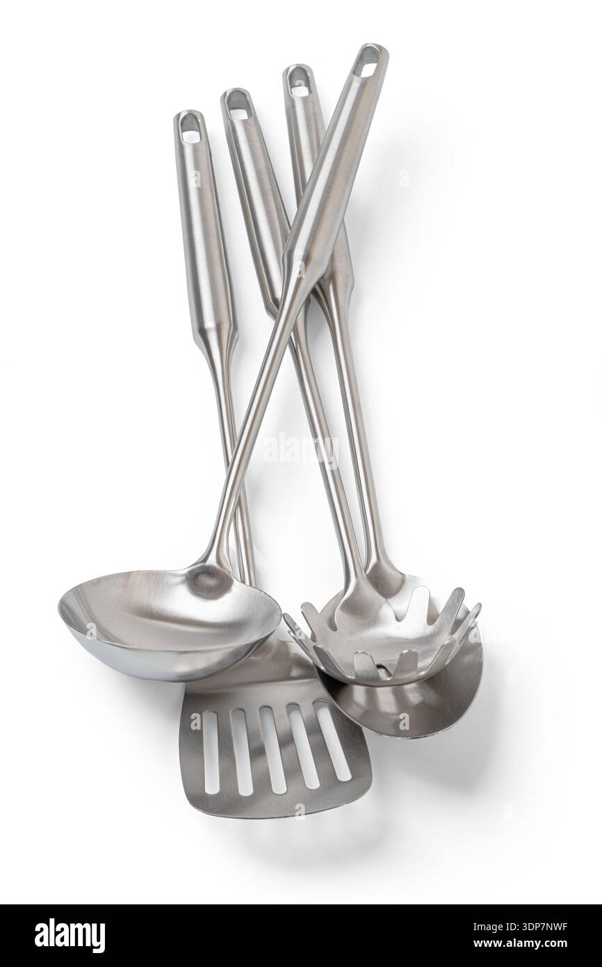 Küchenutensilien aus Edelstahl, darunter eine Kelle, Spachtel und Pasta-Server Stockfoto