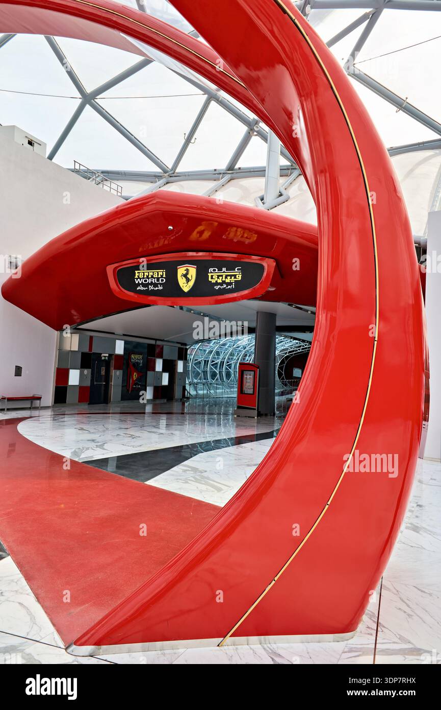 Der futuristische Eingang zum Freizeitpark Ferrari World auf Yas Island in Abu Dhabi, Vereinigte Arabische Emirate, eine beliebte Touristenattraktion. Stockfoto