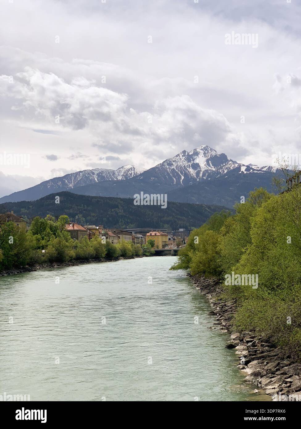 Blick auf Innsbruck und das Inn im April. Panoramablick auf Innsbruck und Bergkette, Innsbruck, Tirol, Österreich. - Smartphone-aufgenommenes Stockfoto