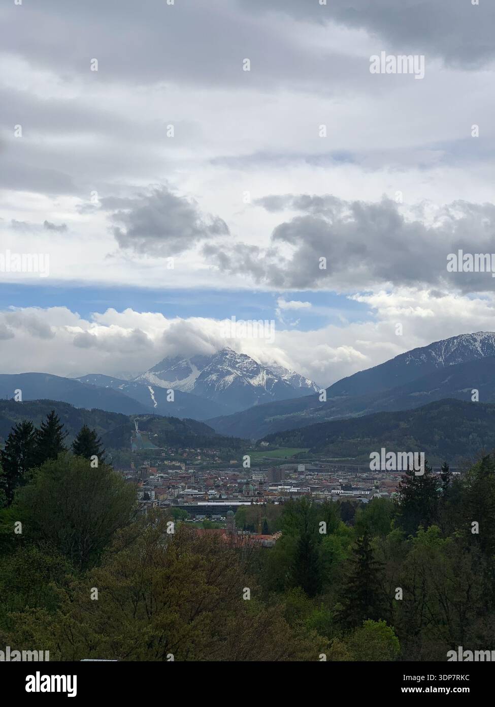 Blick auf Innsbruck im April. Panoramablick auf Innsbruck und Bergkette, Innsbruck, Tirol, Österreich. Luftaufnahme der Stadt Innsbruck. - Smartphone-aufgenommenes Stockfoto