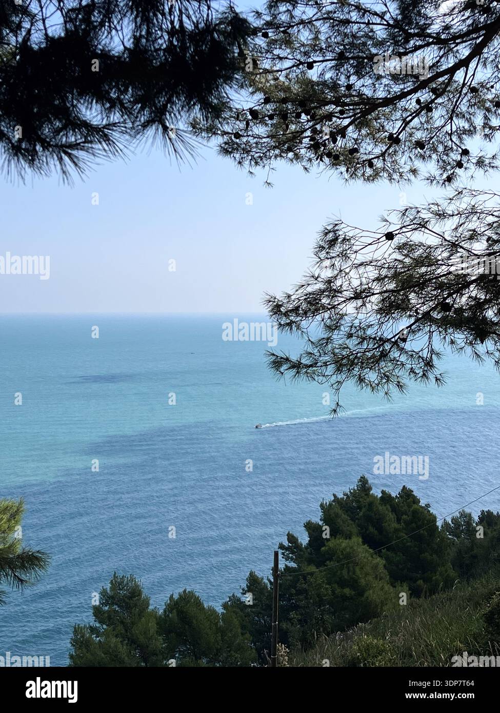 Sommer Adria Bucht und Mezzavalle Strand in der Nähe von Portonovo und Ancona Städte in der Region Marken, Italien, Conero Riviera. Sommerurlaub. - Smartphone-aufgenommenes Stockfoto
