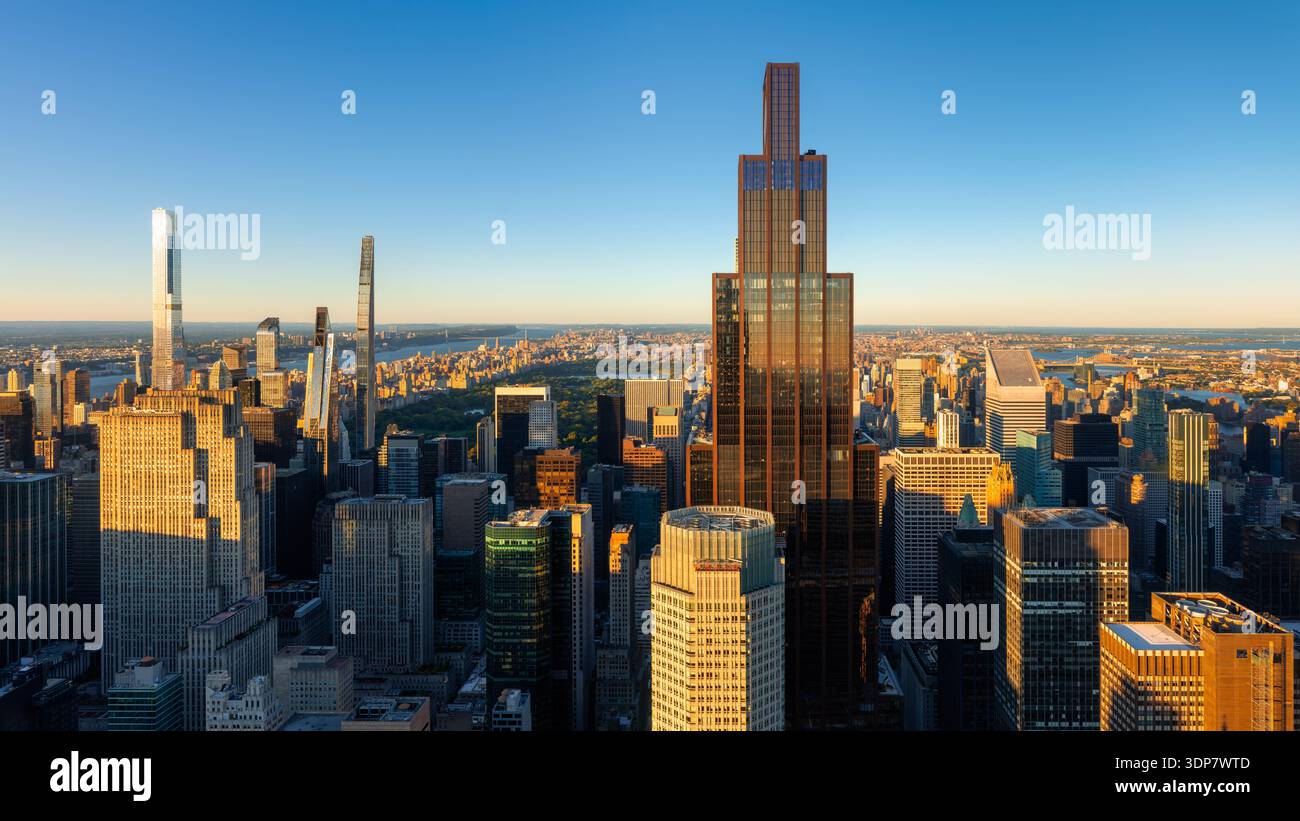 Erhöhter Blick auf die Skyline von Midtown Manhattan vor Sonnenuntergang. New York City City City mit superhohen und modernen Wolkenkratzern Stockfoto