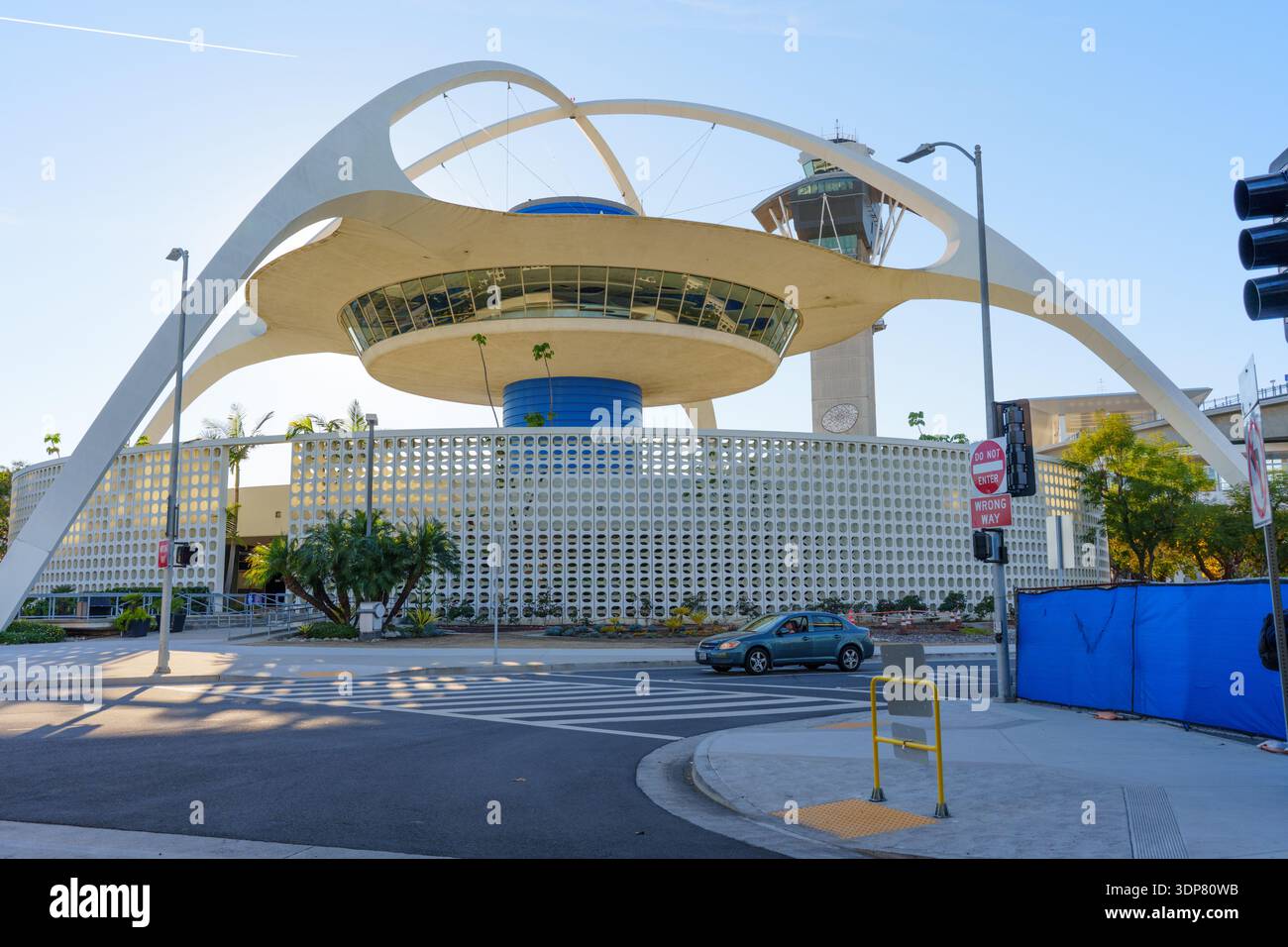 Los Angeles, Kalifornien - 12. Januar 2026: Das Themengebäude am Los Angeles International Airport (LAX) zeigt ikonische Architektur im Googie-Stil mit Stockfoto