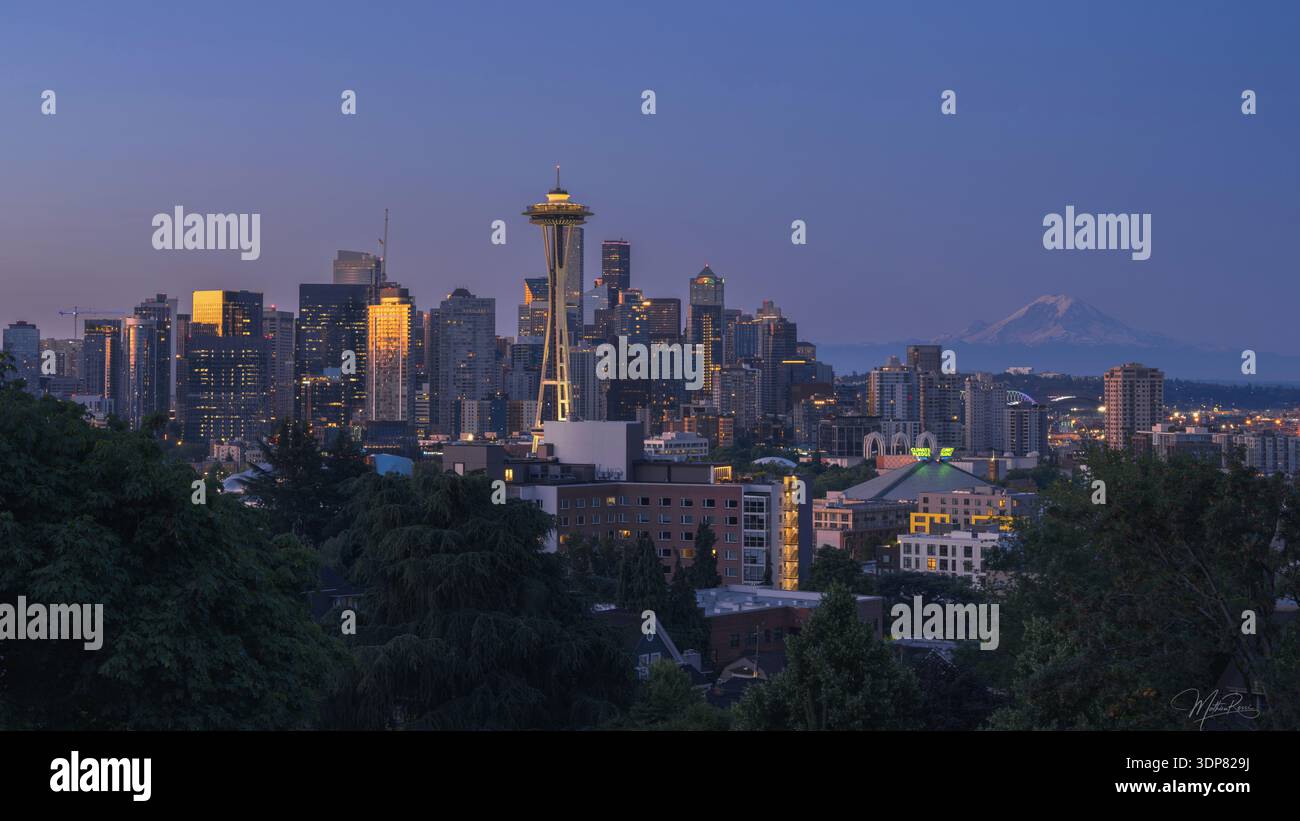 Seattles Skyline aus dem Kerry Park mit dem Space Needle und dem Mount Rainier, Washington, USA. Stockfoto