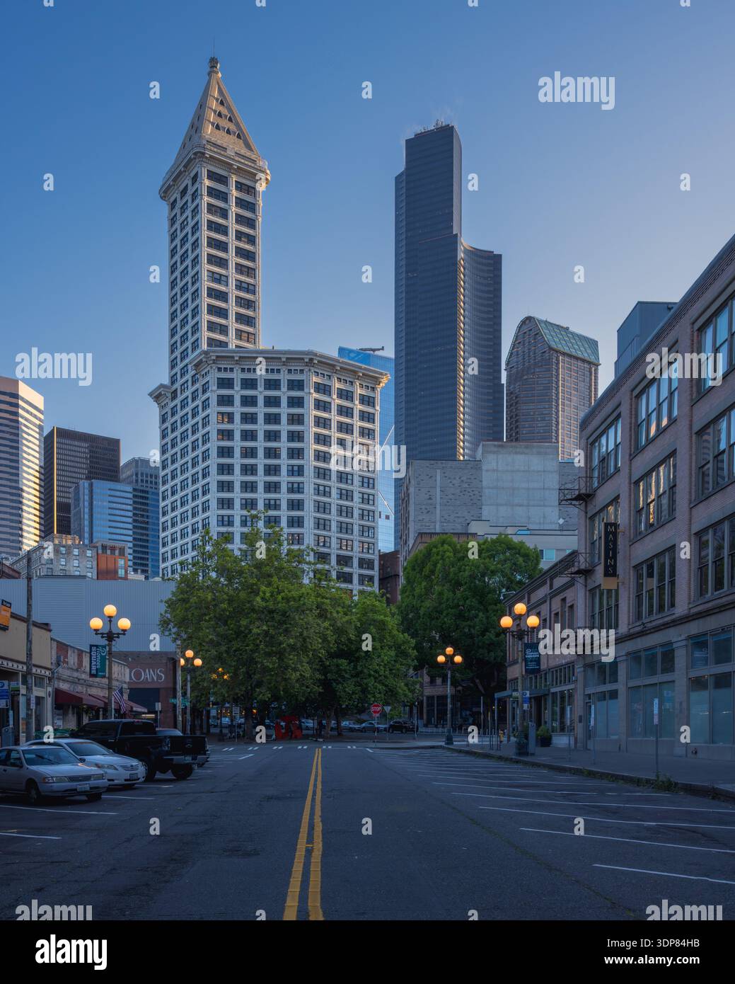 Smith Tower und Columbia Center erheben sich über der Innenstadt von Seattle, Washington, USA. Stockfoto