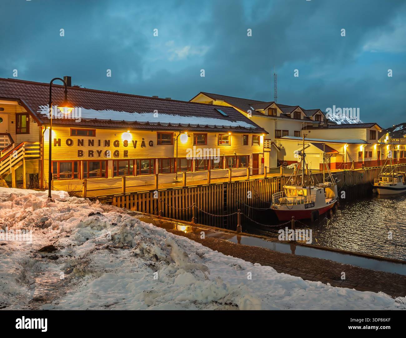 Honningsvag, Norwegen - 24. Dezember 2025: Das Gemeindegebäude von Honningsvag Brygge im Hafen, das für verschiedene Unternehmen und Wohnen ausgelegt ist Stockfoto