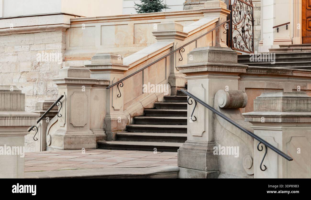 Alte Palasttreppen Europäische Renaissance-Hauptstadt begeisterte Architektur nahe Marmor Stein Fußweg und Handgeländer Durchfahrt Objekte Stockfoto