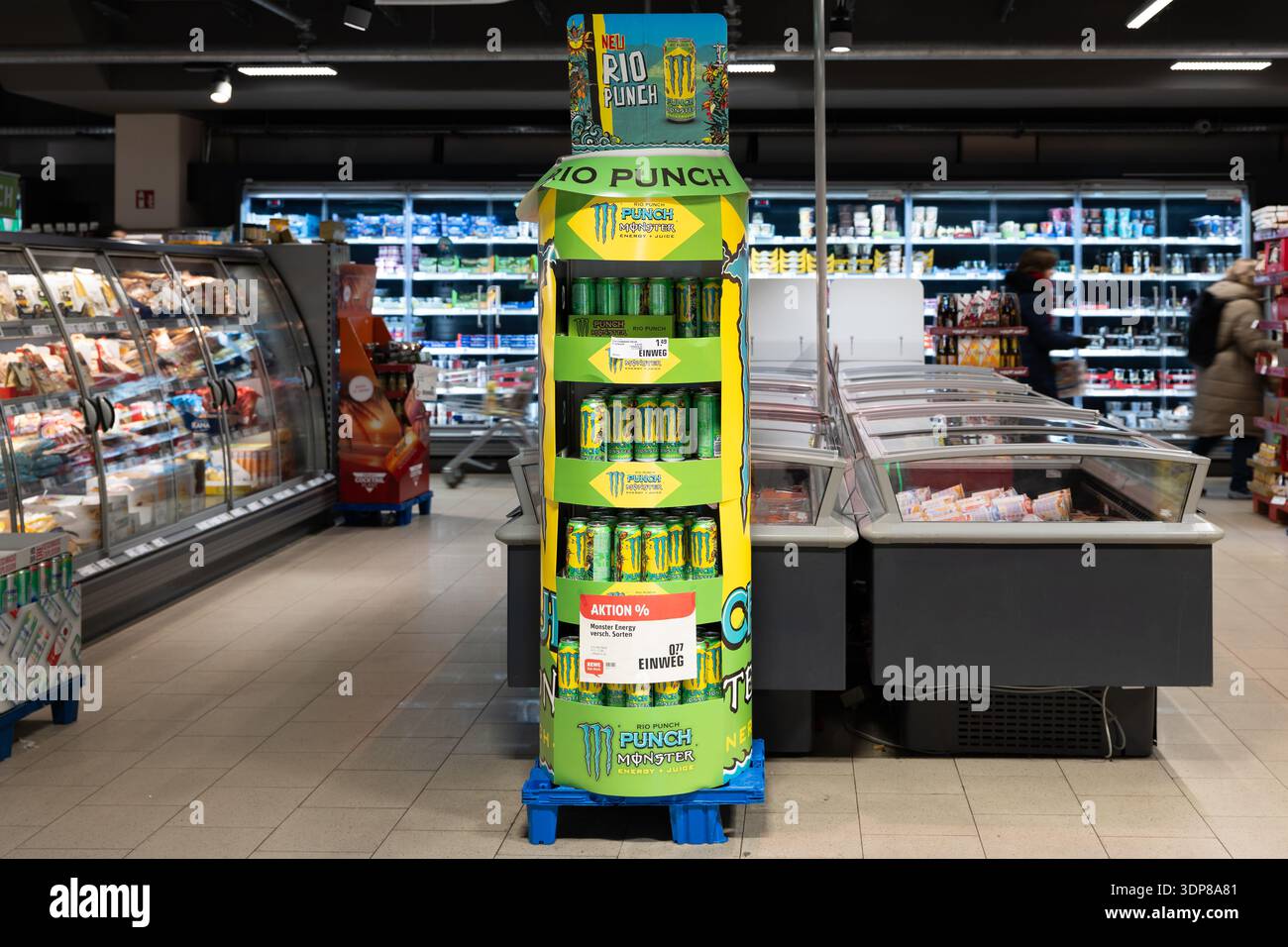 Monster Energy Drink Rio Punch Einzelhandelsausstellung in einem Supermarkt. Werbung in Form einer großen Dose des Getränks während eines Verkaufs. Stockfoto