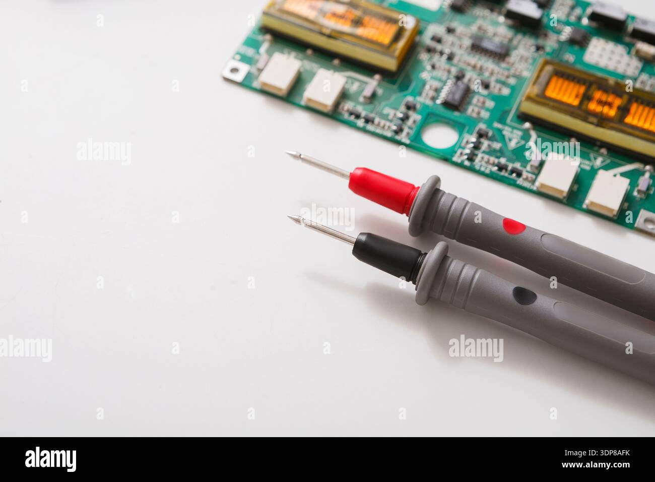 Multimeter und defekte Elektronik in der Werkstatt Stockfoto