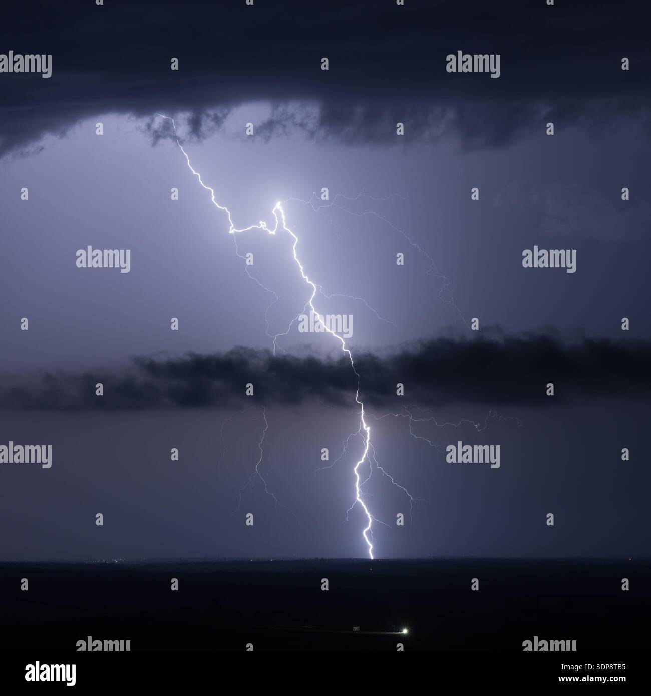 Atemberaubender Blitz in Alentejo (Panóias, Portugal) Stockfoto