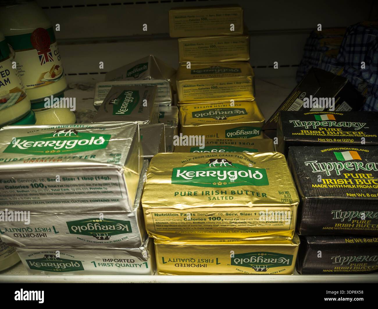 Eine Ausstellung von Marken importierter irischer Butter in einem Supermarktkühler in New York am Freitag, 6. Februar 2026. (© Richard B. Levine) Stockfoto