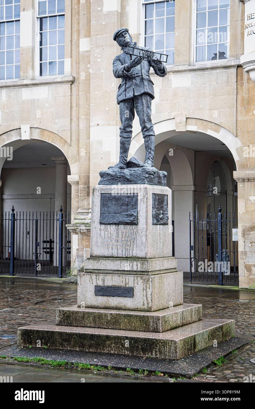 Eine Gedenkstatue für den Luftfahrtpionier Charles Rolls vor der Shire Hall in Monmouth, Monmouthshire, Wales, Großbritannien am 11. Februar 2026 Stockfoto