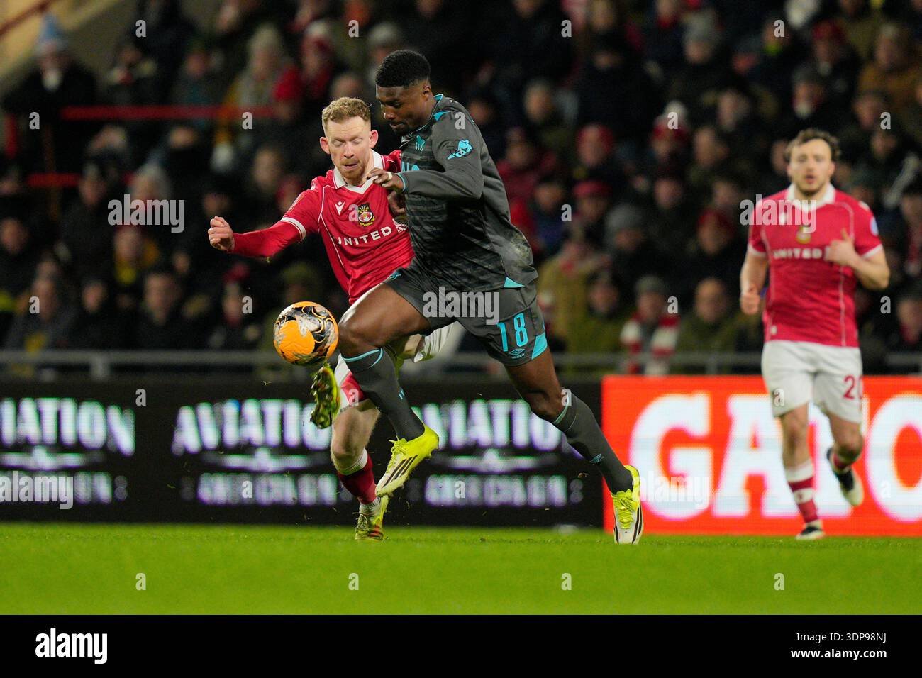13. Februar 2026; Stok CAE Ras Stadium, Wrexham, Wales; FA Cup Football, Wrexham gegen Ipswich Town; Ben Johnson aus Ipswich Town kontrolliert den Ball Stockfoto