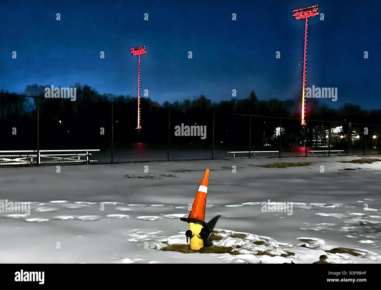 Ein kalter Winterabend auf den Spielplätzen Stockfoto
