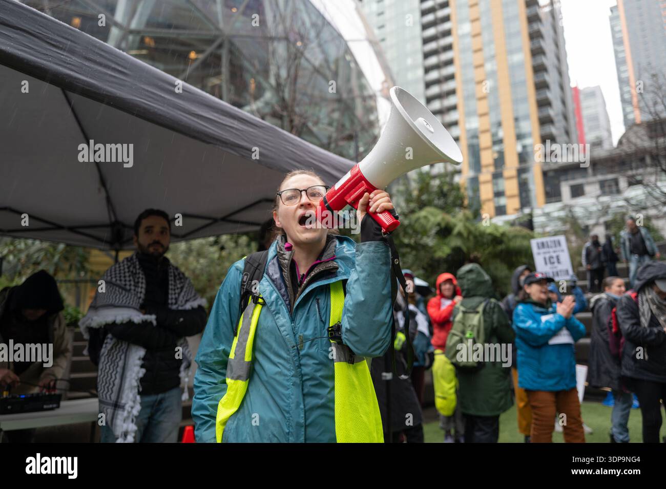Aktivisten treffen sich im Amazonasquartier der Innenstadt von Seattle, um zu fordern, dass sie die Beziehungen zu Einwanderungs- und Zollbehörden abbauen. Stockfoto