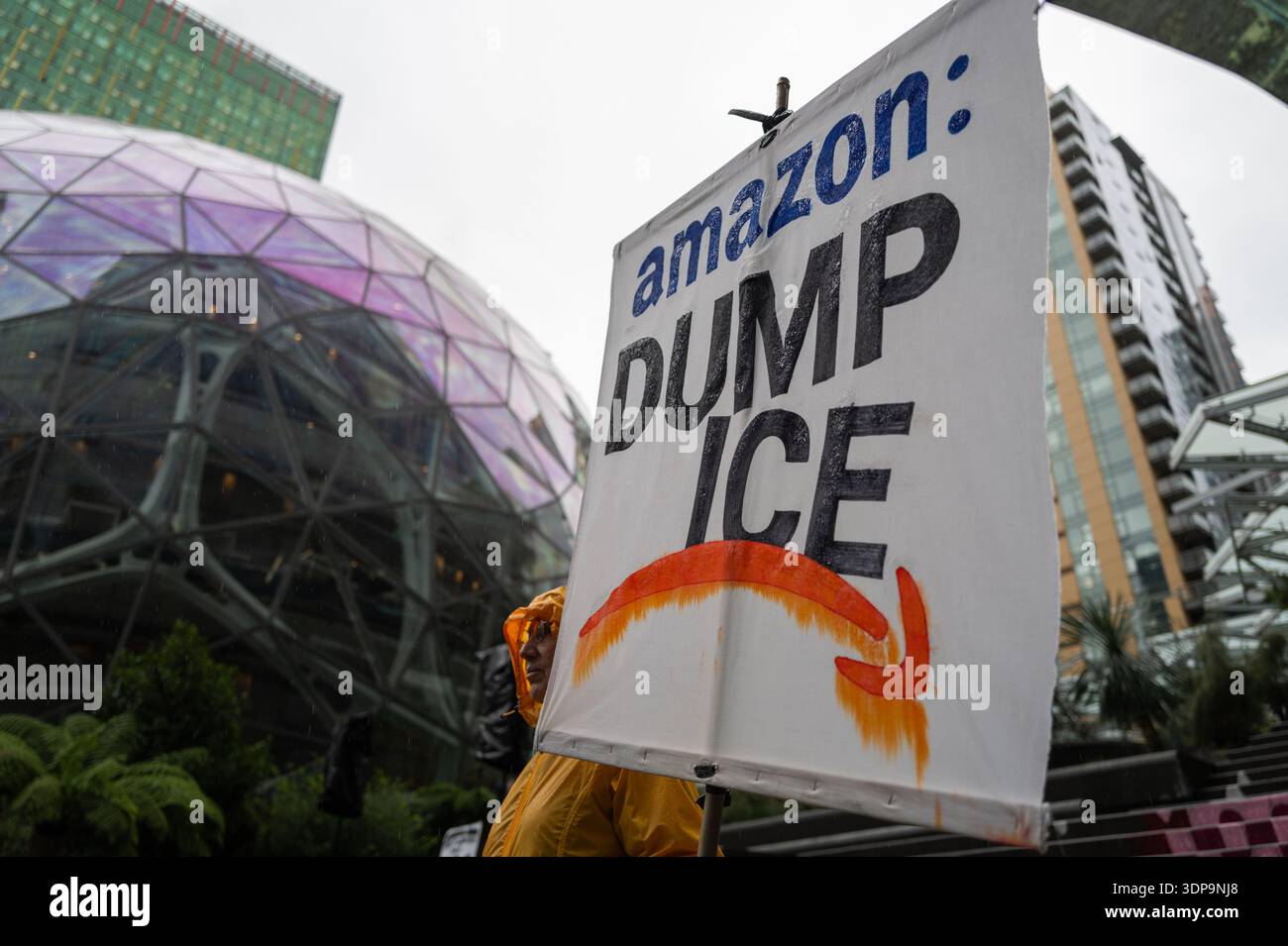 Aktivisten treffen sich im Amazonasquartier der Innenstadt von Seattle, um zu fordern, dass sie die Beziehungen zu Einwanderungs- und Zollbehörden abbauen. Stockfoto