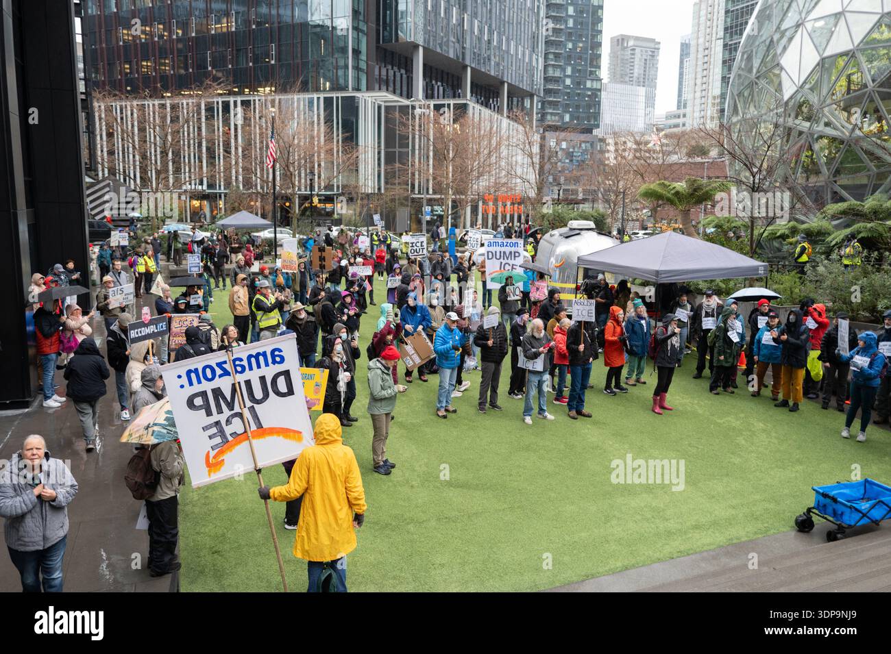 Aktivisten treffen sich im Amazonasquartier der Innenstadt von Seattle, um zu fordern, dass sie die Beziehungen zu Einwanderungs- und Zollbehörden abbauen. Stockfoto