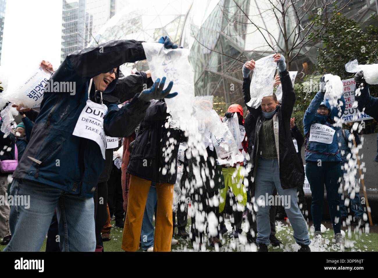 Aktivisten treffen sich im Amazonasquartier der Innenstadt von Seattle, um zu fordern, dass sie die Beziehungen zu Einwanderungs- und Zollbehörden abbauen. Stockfoto
