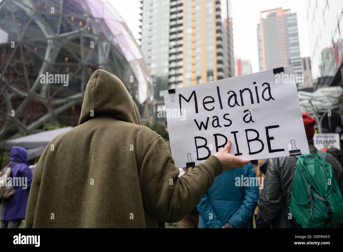 Aktivisten treffen sich im Amazonasquartier der Innenstadt von Seattle, um zu fordern, dass sie die Beziehungen zu Einwanderungs- und Zollbehörden abbauen. Stockfoto