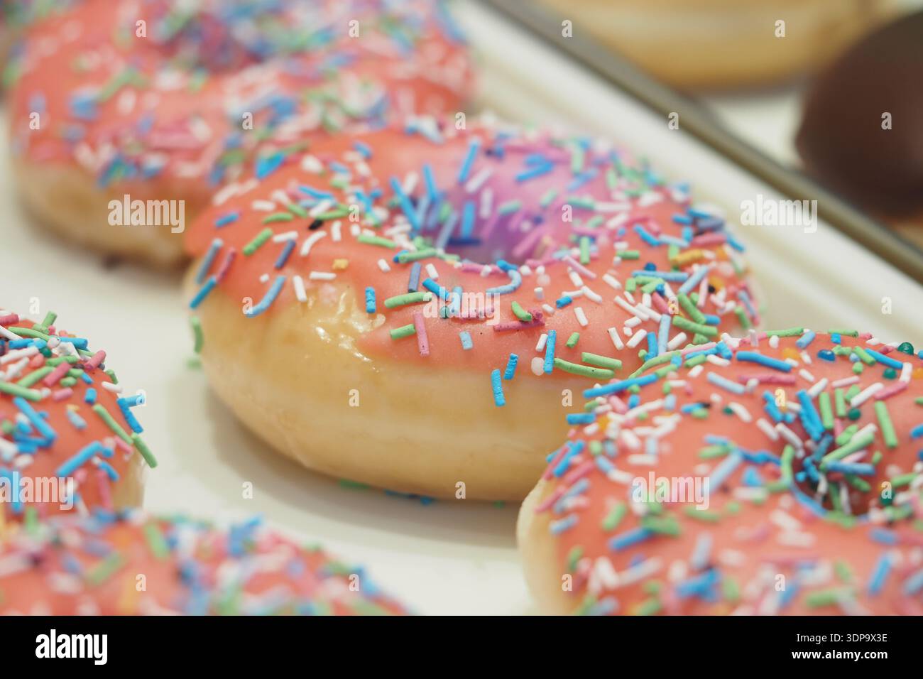 Bunte Donuts mit Streuseln in einer Bäckerei Stockfoto