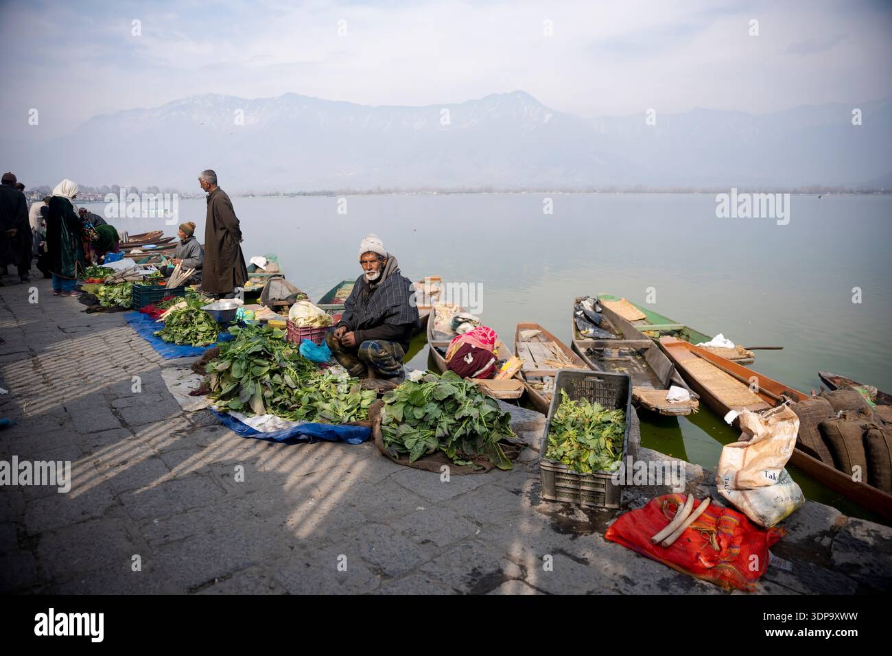 Srinagar, Indien. Februar 2026. An einem sonnigen Tag in Srinagar warten Händler auf Kunden am Ufer des Dal-Sees. Nach dem Freitagsgebet im historischen Dargah Hazratbal Schrein in Srinagar begeben sich die Menschen auf den Weg zu den Ufern des Dal Lake, wo ein schwimmender Marktplatz lebendig wird. Bauern und Fischer kommen in Holzbooten an, die mit frisch geerntetem Gemüse und glitzerndem Fisch beladen sind und ihre Erzeugnisse zu vernünftigen Preisen verkaufen. Der einzigartige Markt erwacht nur freitags zum Leben. Quelle: SOPA Images Limited/Alamy Live News Stockfoto