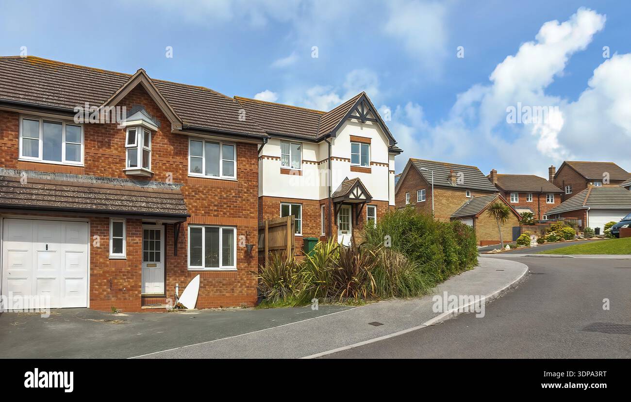 Englische Straße am Frühling und blauer Himmel Stockfoto