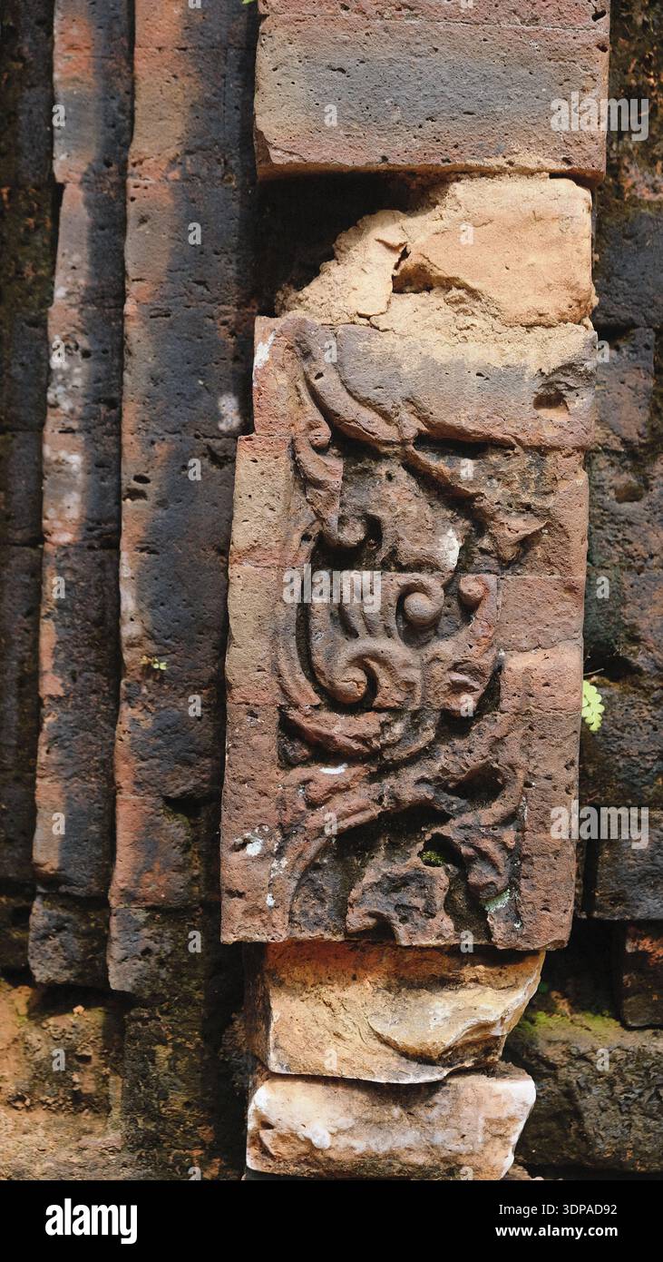 Ornamente auf dem alten Cham-Tempel Stockfoto